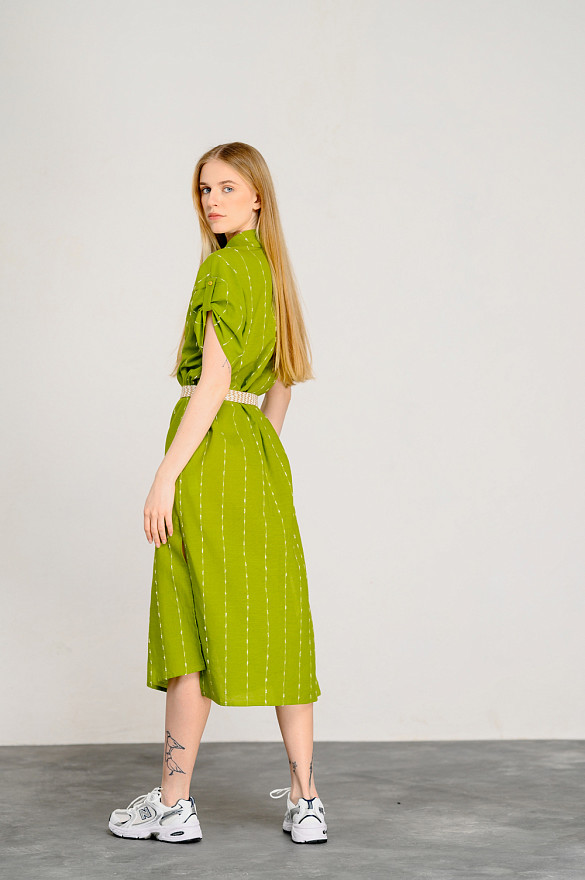 Оливковое платье-халат свободного кроя