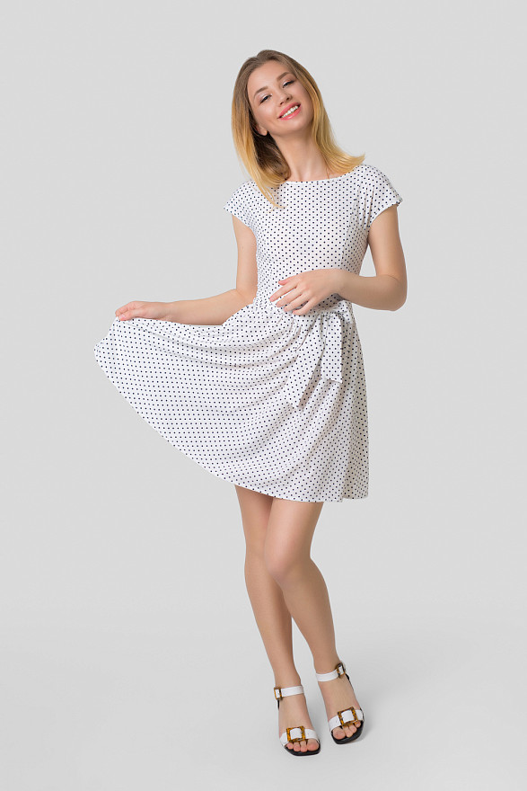 Белое платье в горошек