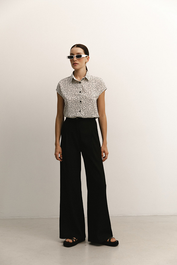 Молочная рубашка свободного кроя