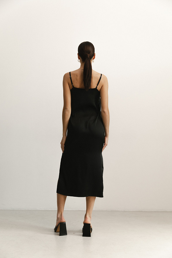 Чорна шовкова сукня-міді у білизняному стилі