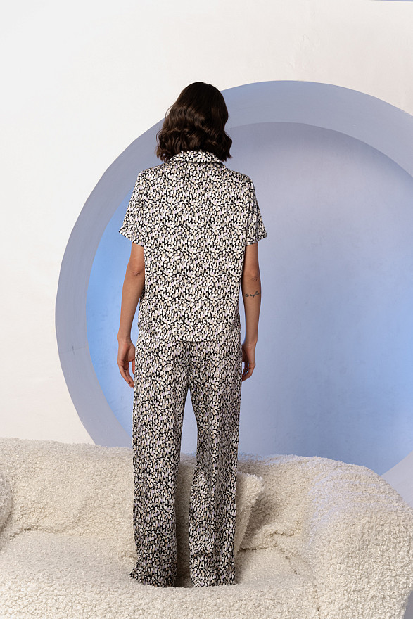 Шелковая пижама с рубашкой и брюками