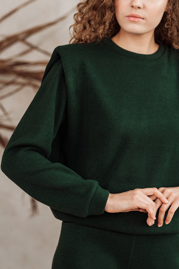 Зеленый костюм с объемными плечами