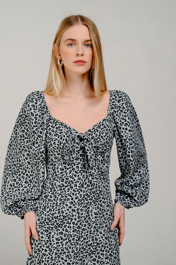 Приталена сукня з бантом сіро-блакитного кольору