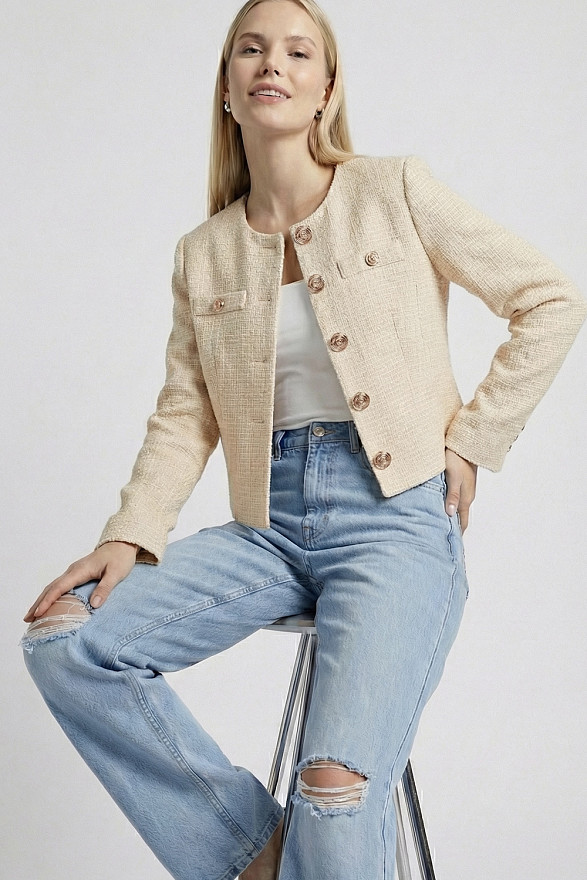 Кремовий укорочений жакет із золотими гудзиками та складками на спинці