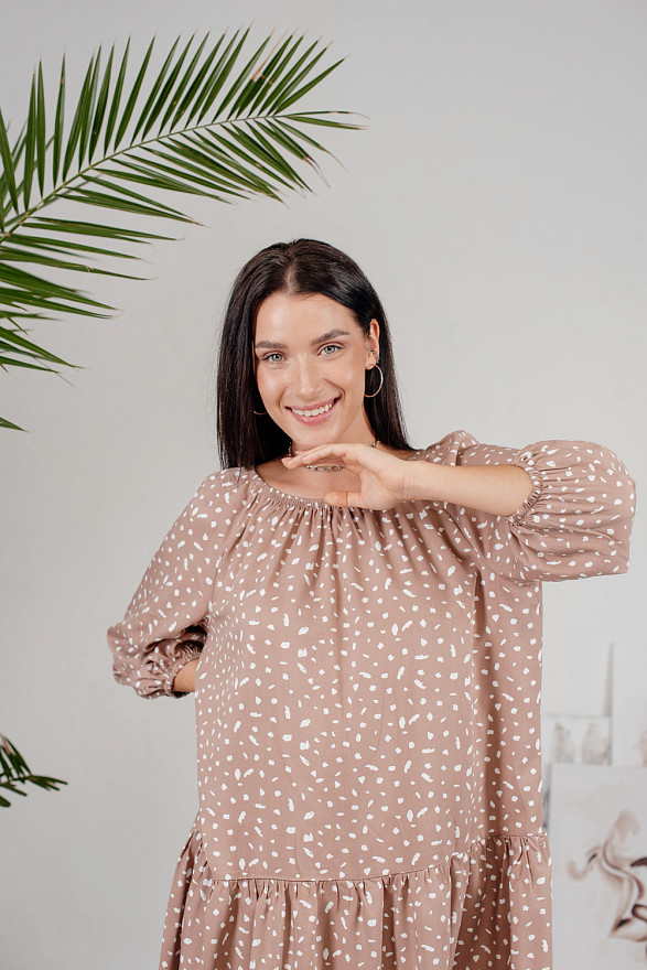 Бежева коротка сукня з абстрактним принтом