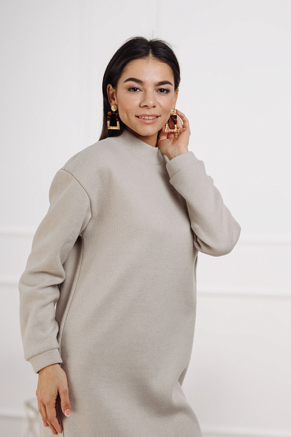 Бежевое трикотажное миди платье