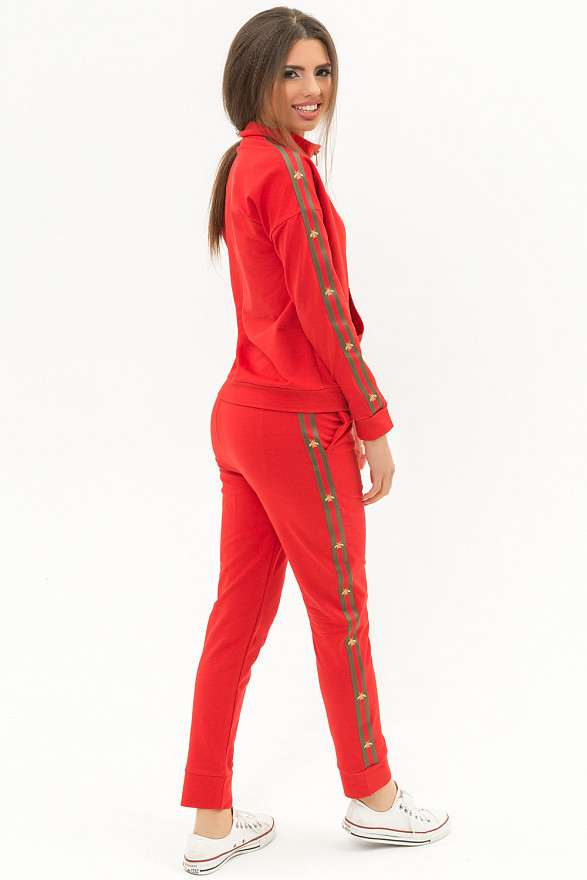 Красный спортивный костюм