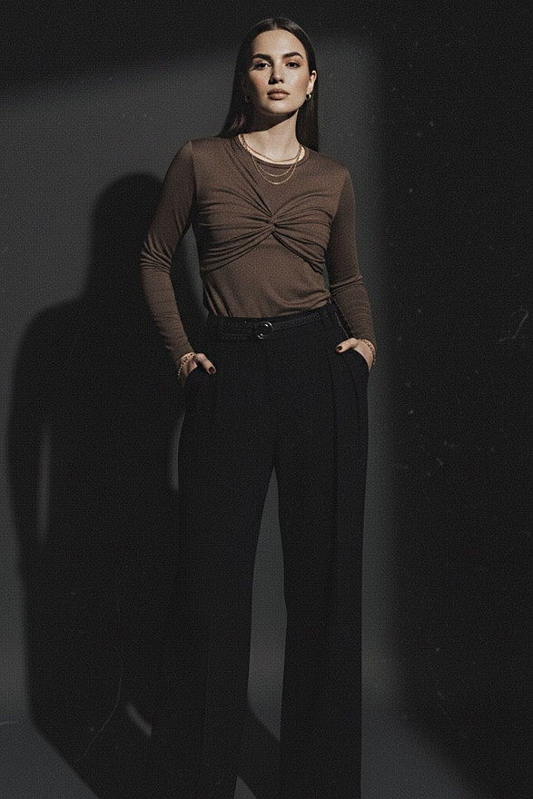 Шоколадный лонгслив с асимметричной драпировкой