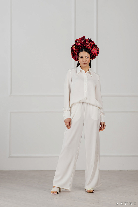 Білий шовковий костюм