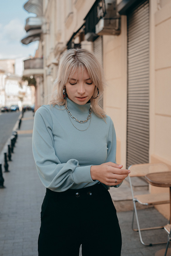 Свитер цвета тиффани с объемным рукавом