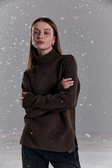 Warm and cozy, this turtleneck sweater with side slits is the perfect choice for cooler weather. Elasticated cuffs and hem provide a comfortable fit. Pair with jeans or skirts for a stylish look!