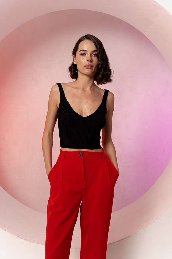 Чорний трикотажний топ з глибоким вирізом