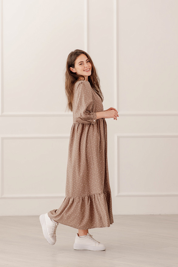 Довга бежева сукня в горошок