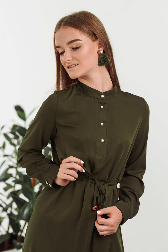 Платье хаки с завязками на талии