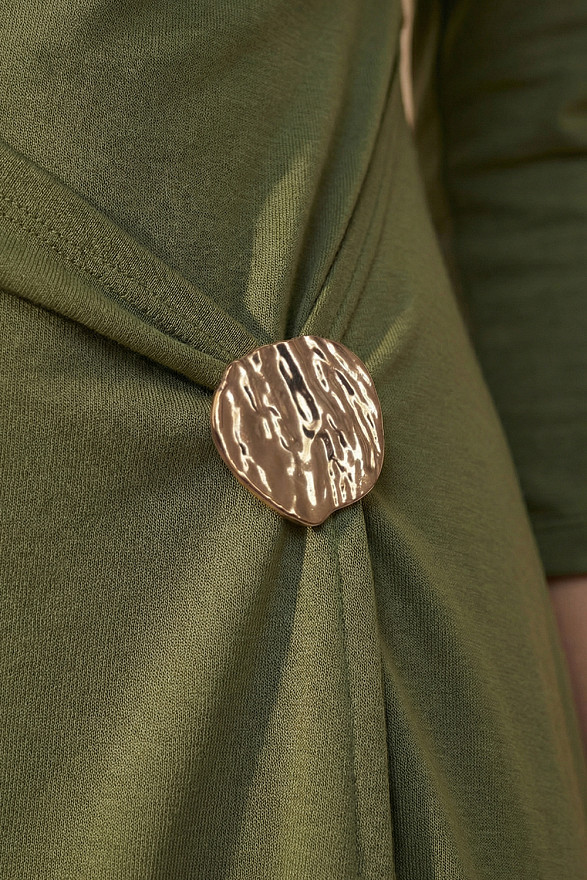 Оливковое трикотажное платье-миди с драпировкой