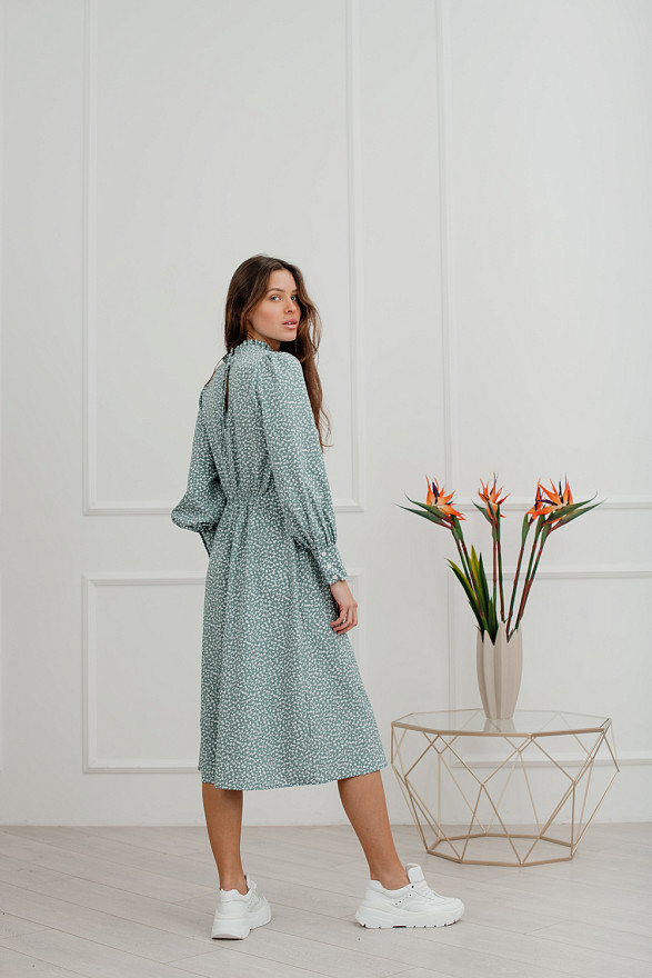 Платье с воротником-стойкой с нежными рюшами.