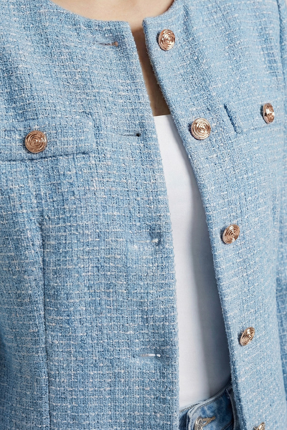 Блакитний укорочений жакет із золотими гудзиками та складками на спинці