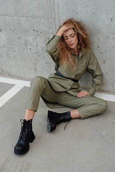 Shirt jacket in eco leather on a suede base. Classic stand-up collar. Long sleeve with a dropped shoulder seam line. On the front of the product, patch pockets, fastens with buttons.