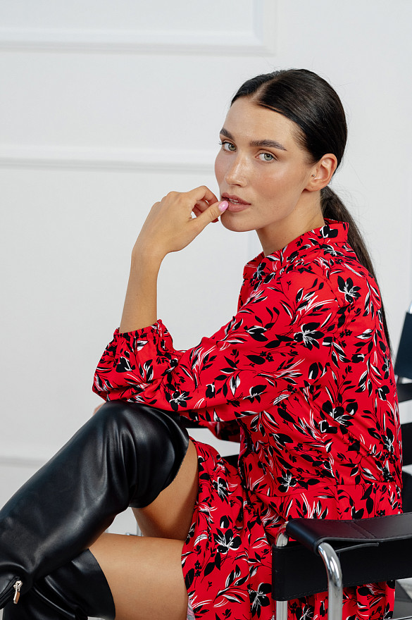 Яркое красное платье в цветочный принт. 