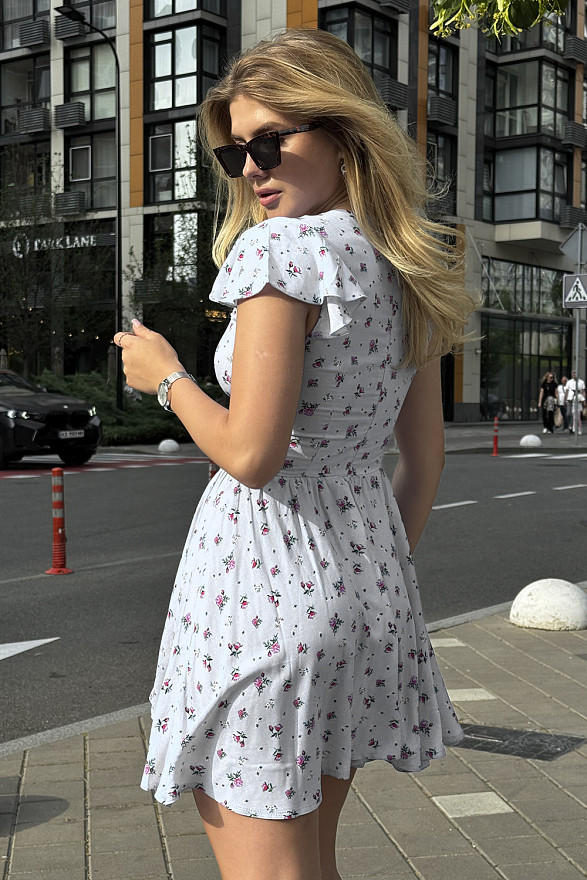 Молочна приталена сукня з рукавами-крильцями