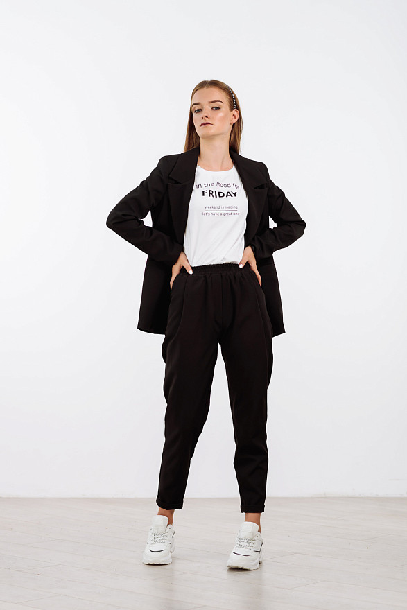 Черный пиджак с пуговицей