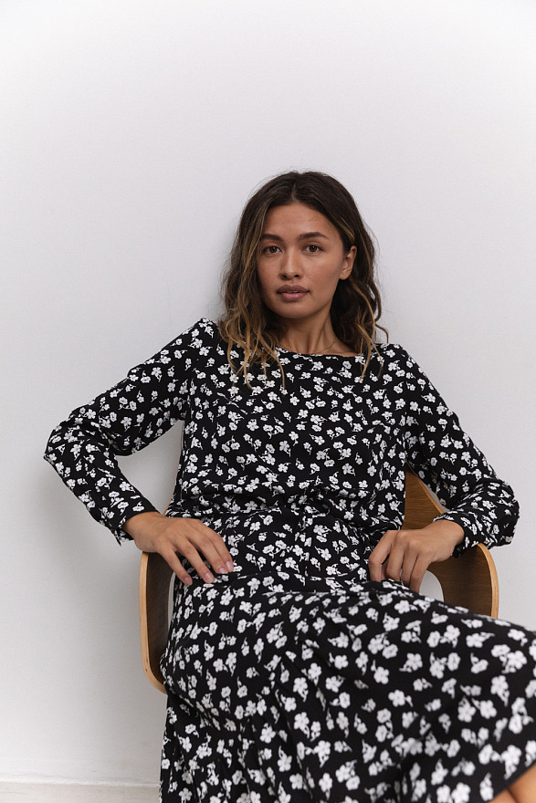 Чорна сукня-міді з круглим вирізом горловини