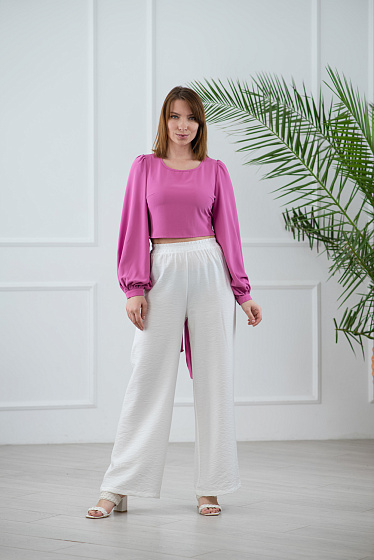 Ошатна блуза з шифоновим довгим, пишним рукавом, укорочена спинка, подвійна внахлест, по талії шифоновий бант. Довжина виробу до талії.