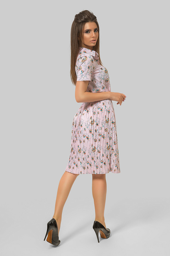 Розовое платье миди с плиссеровкой.