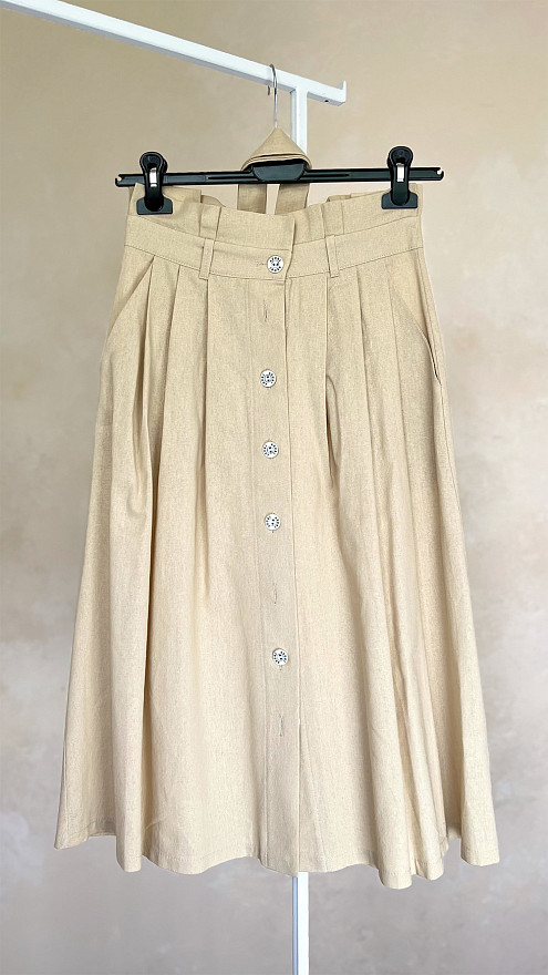 Бежевая юбка из льна со складками