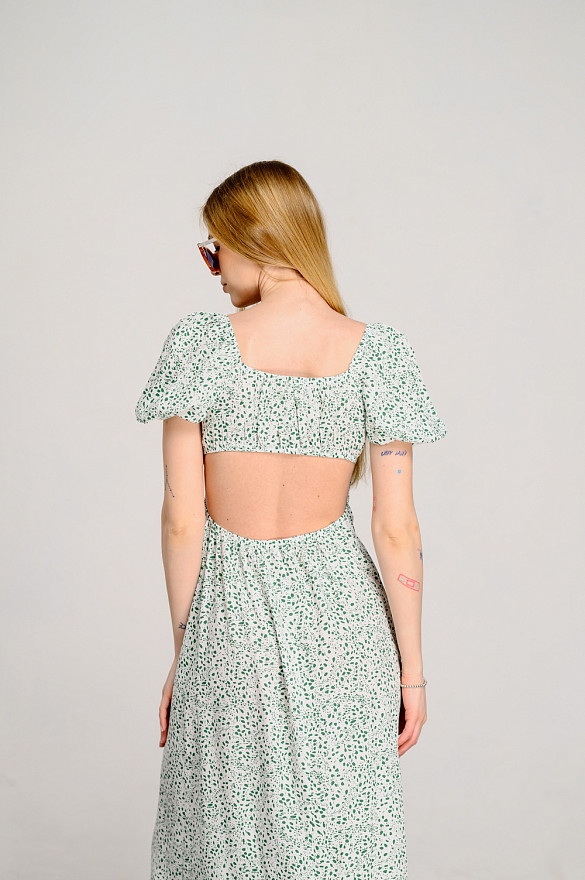 Біла сукня з фігурним вирізом на спині