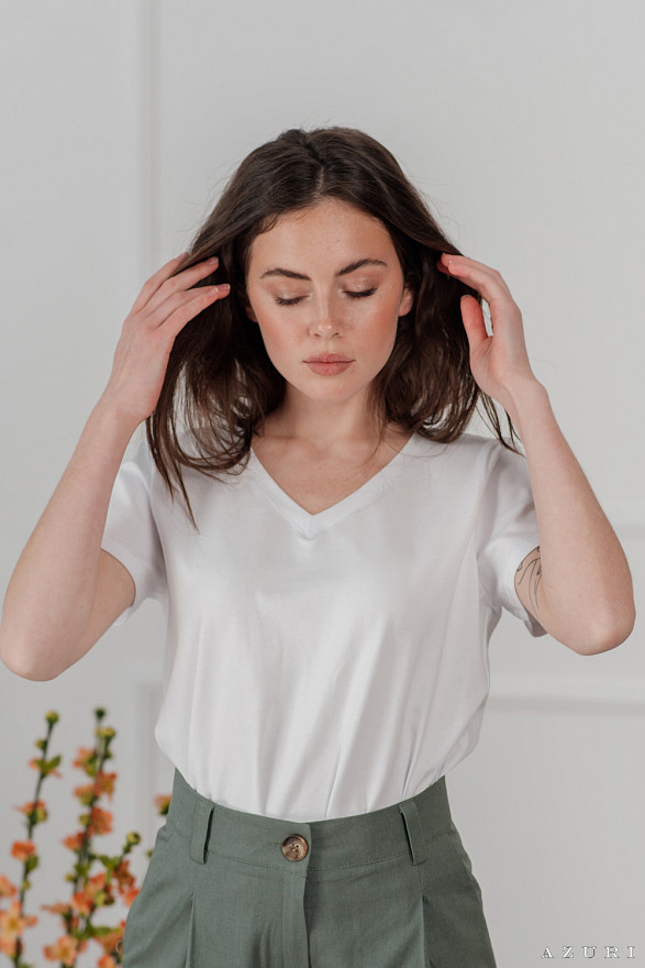 Белая футболка с V-вырезом