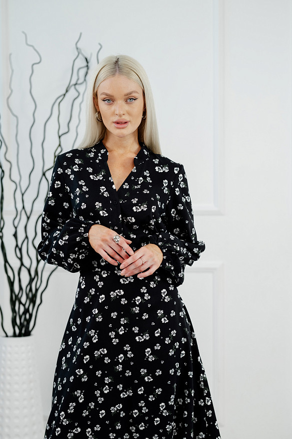 Чёрное классическое платье в цветочный принт. 