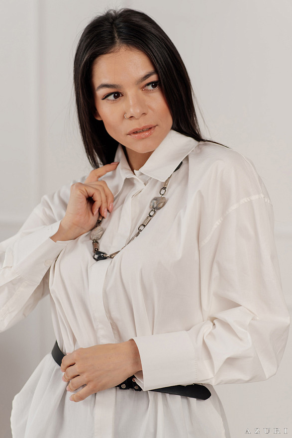 Белая рубашка из поплина.