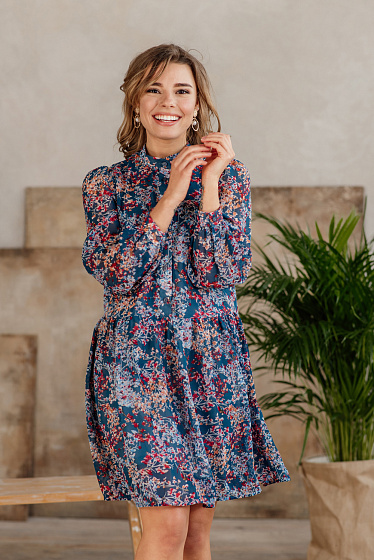 Chiffon dress in floral print. Loose fit. Front placket with buttons, stand collar, voluminous, loose sleeve with gathering, cuff and buttons at the bottom.