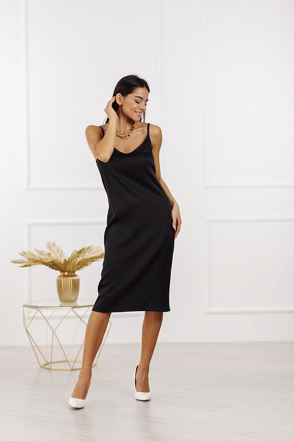 Чорна сукня в білизняному стилі