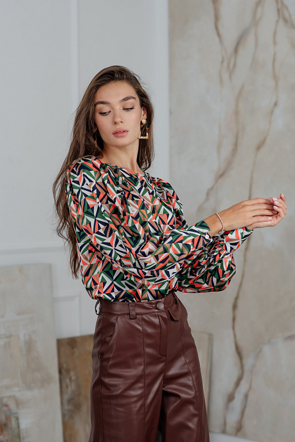 Шелковая блуза с объемным рукавом