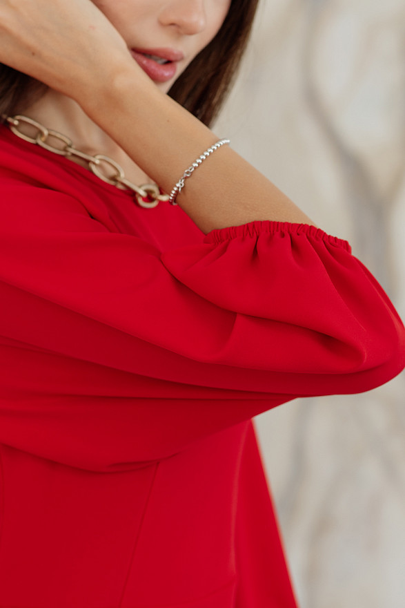 Червона сукня міді з розкльошеною спідницею