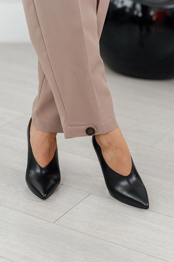 Beige trousers at the waist with arrows