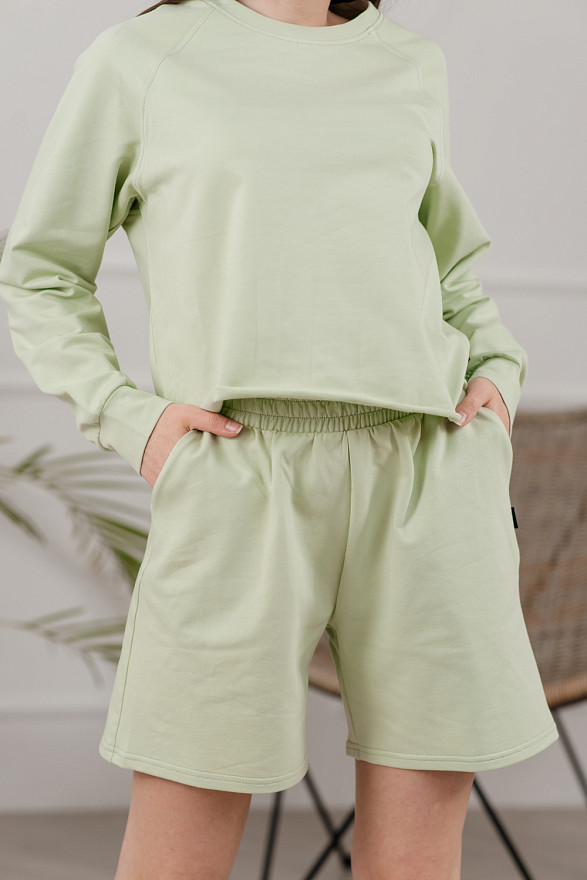 Оливковий костюм з бавовни з подовженими шортами
