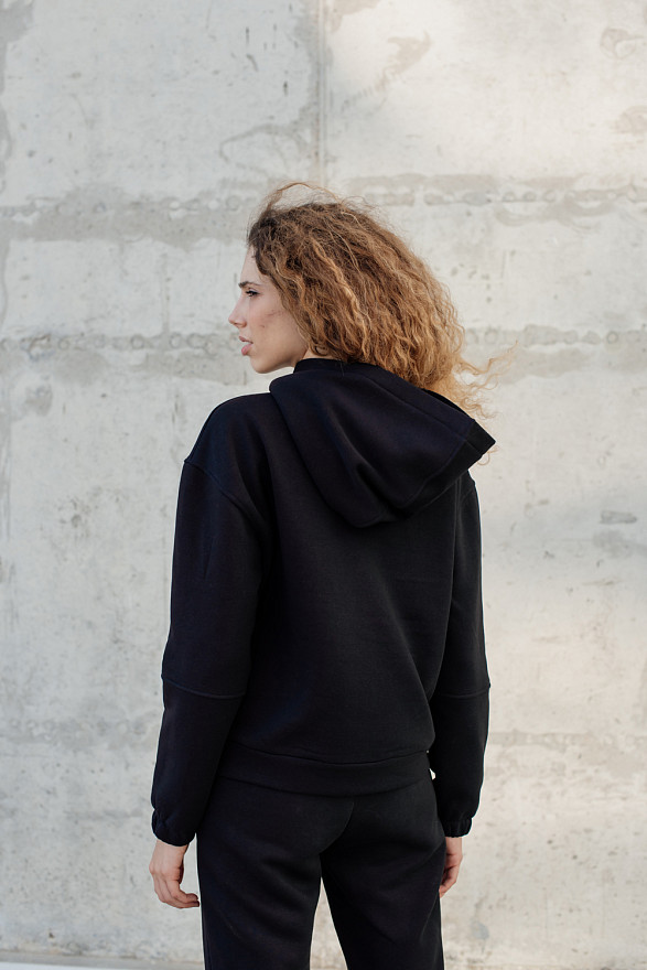 Чорний світшот із спущеною лінією плеча
