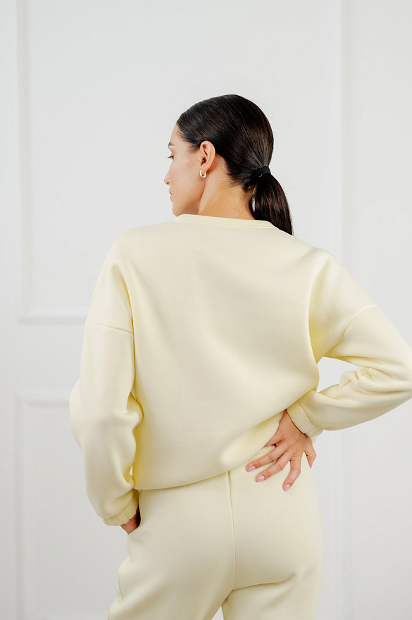 Кремовый укороченный свитшот из трикотажа на флисе