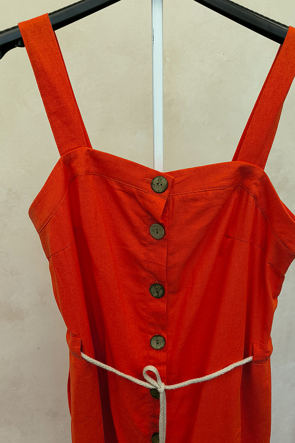 Льняное миди платье на бретельках и пуговицах