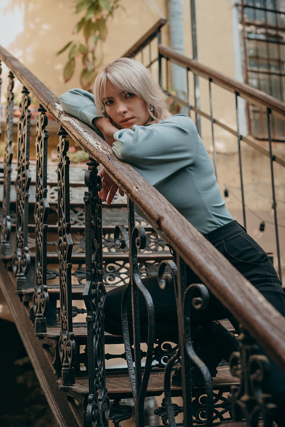 Свитер цвета тиффани с объемным рукавом