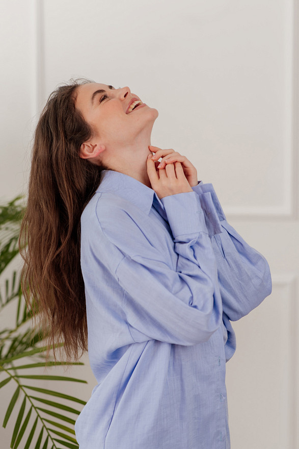 Голубий лляний костюм з полосатими брюками