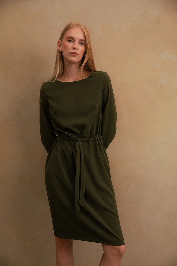 Straight dress with belt in 