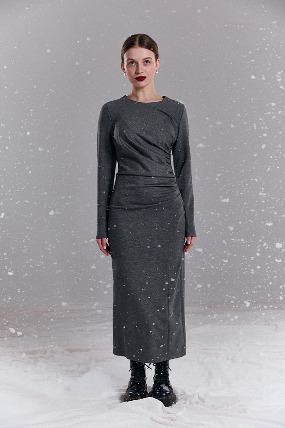 Сіра сукня з асиметричною збіркою