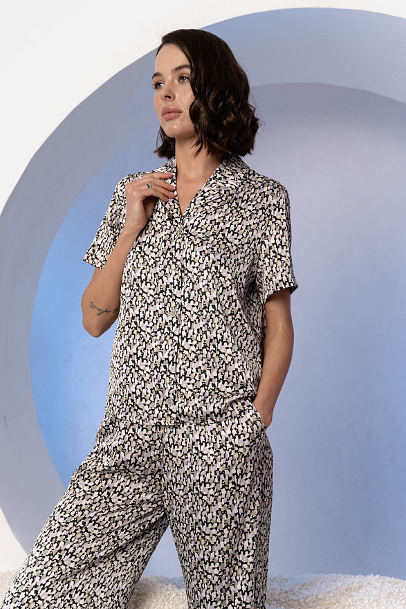 Шелковая пижама с рубашкой и брюками