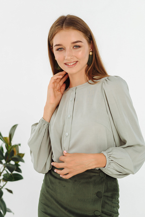 Оливкова блузка з круглою горловиною