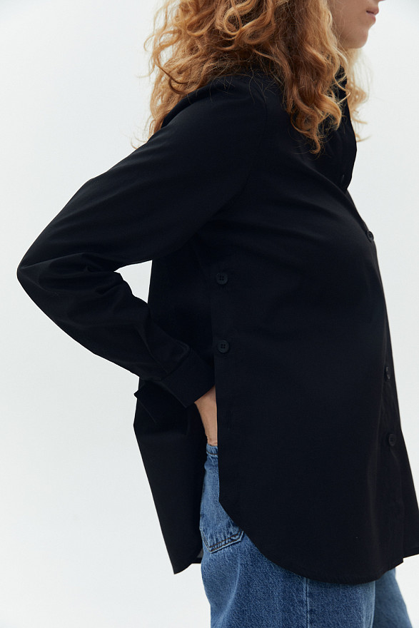 Чорна сорочка з функціональними гудзиками з боків