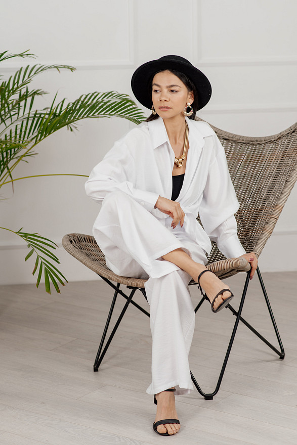 Білий лляний костюм